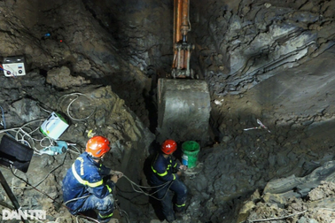 Bé trai rơi xuống trụ bê tông: Tai nạn đau lòng và lời nhắc nhở day dứt