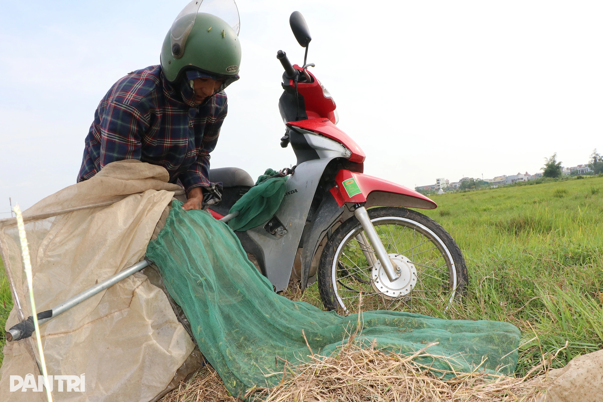 Làm xiếc mô tô bay trên đồng cỏ, bỏ túi tiền triệu mỗi ngày - 10 Làm xiếc mô tô bay trên đồng cỏ, bỏ túi tiền triệu mỗi ngày - 10