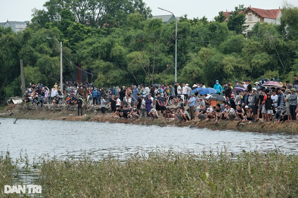 Hàng trăm người đứng kín bờ sông tìm cô gái Hà Nội mất tích hơn một tháng - 6 Hàng trăm người đứng kín bờ sông tìm cô gái Hà Nội mất tích hơn một tháng - 6