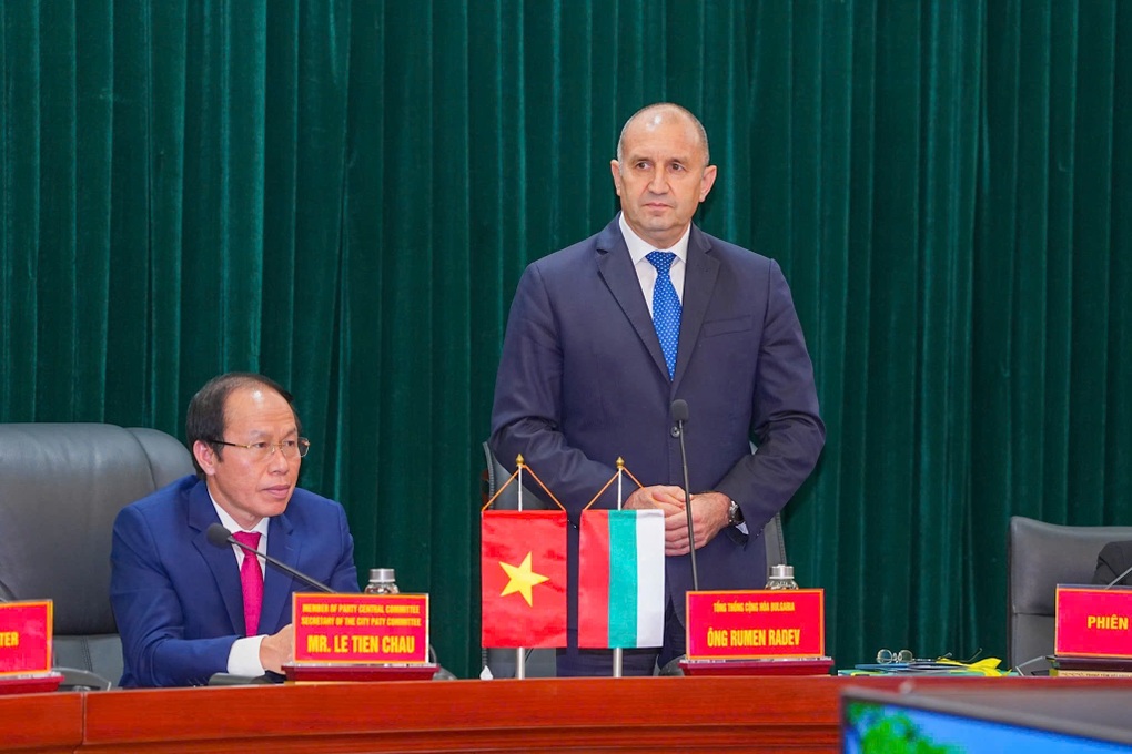 Tổng thống Bulgaria thăm vịnh Lan Hạ trên đảo Cát Bà - 1 Tổng thống Bulgaria thăm vịnh Lan Hạ trên đảo Cát Bà - 1