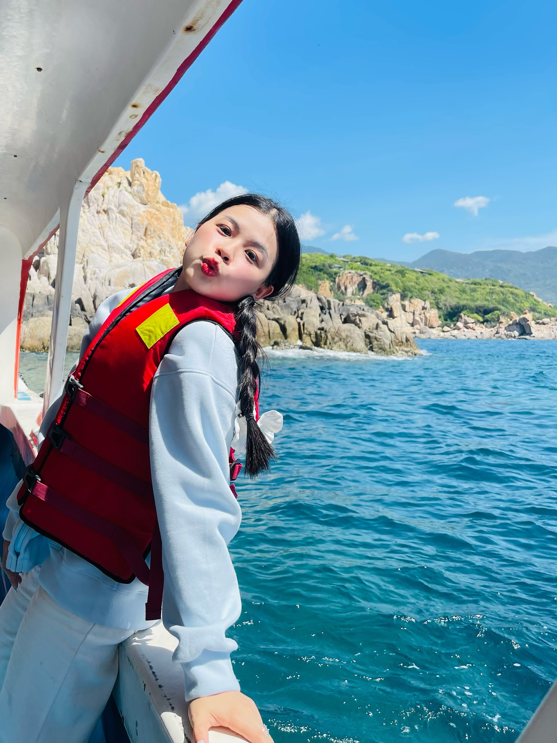 Cá voi xuất hiện, người trẻ rủ nhau đi Vĩnh Hy săn khoảnh khắc hiếm - 4 Cá voi xuất hiện, người trẻ rủ nhau đi Vĩnh Hy săn khoảnh khắc hiếm - 4