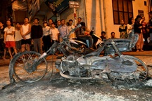 Hà Nội: Náo loạn vì nam thanh niên tự đốt xe máy giữa phố