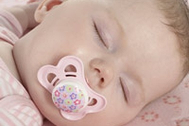 Chú ý khi cho trẻ ngậm núm vú giả