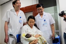 Bé sơ sinh bị bắt cóc đã được trao lại tay mẹ