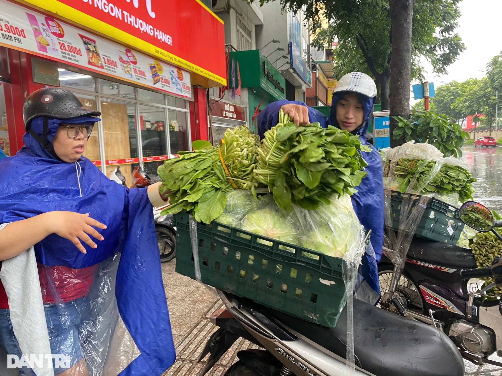 Rau, thịt dồi dào ở chợ, siêu thị Hà Nội: Hết cảnh chen chúc mua hàng - 13 Rau, thịt dồi dào ở chợ, siêu thị Hà Nội: Hết cảnh chen chúc mua hàng - 13