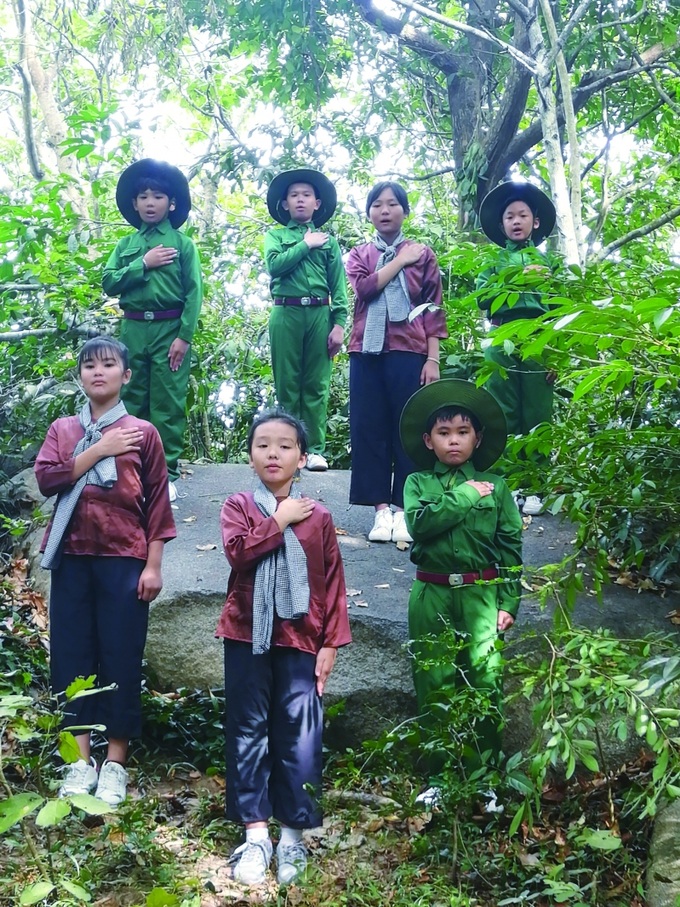 Học sinh Trường TH Chu Văn An (TT.Long Hải) hóa thân vào hình ảnh bộ đội, hát vang lời bài Quốc ca tại Khu di tích lịch sử Minh Đạm.