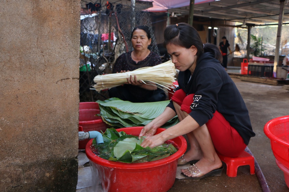 Chạy đua với thời gian để gói hơn 10.000 chiếc bánh chưng kịp Tết - 4 Chạy đua với thời gian để gói hơn 10.000 chiếc bánh chưng kịp Tết - 4