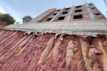 Những tòa nhà cheo leo trên taluy dựng đứng ở Đà Lạt