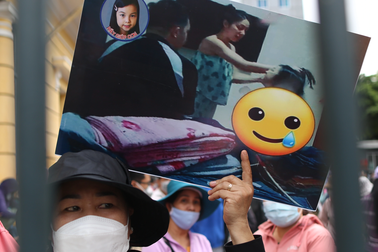 Xem video bé 8 tuổi bị bạo hành, nữ luật sư ám ảnh, mất ngủ suốt tuần