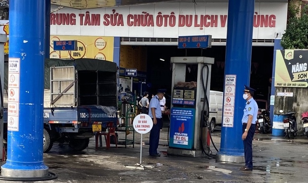 Phạt cửa hàng xăng treo biển mất điện, chỉ bán không quá 50.000 đồng/xe - 1 Phạt cửa hàng xăng treo biển mất điện, chỉ bán không quá 50.000 đồng/xe - 1
