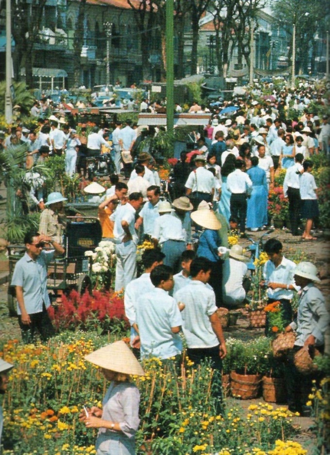 Bắt đầu từ 15 tháng Chạp, chợ hoa Nguyễn Huệ thu hút người Sài Gòn tới mua hoa Tết và chiêm ngưỡng, chụp hình.