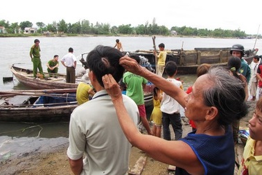 “Cát tặc” hành hung người dân