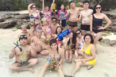 Du khách Trung  Quốc bị chỉ trích bẻ san hô chụp ảnh “tự sướng”