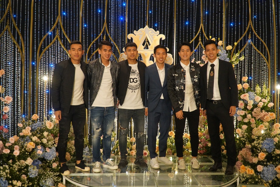 Đám cưới Duy Mạnh - Quỳnh Anh: Cô dâu, chú rể bật khóc vì xúc động - 11 Đám cưới Duy Mạnh - Quỳnh Anh: Cô dâu, chú rể bật khóc vì xúc động - 11