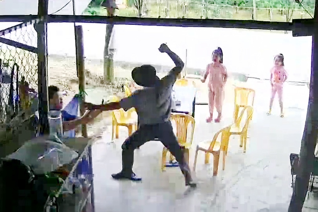 Người đàn ông đang nằm trên võng bị đối tượng xông vào đâm trọng thương