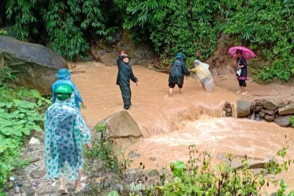 Sơ tán khẩn cấp hàng chục người dân khỏi vùng nguy cơ lũ quét - 2 Sơ tán khẩn cấp hàng chục người dân khỏi vùng nguy cơ lũ quét - 2