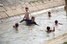 Thầy giáo 12 năm ngăn kênh thủy lợi dạy bơi miễn phí cho học sinh