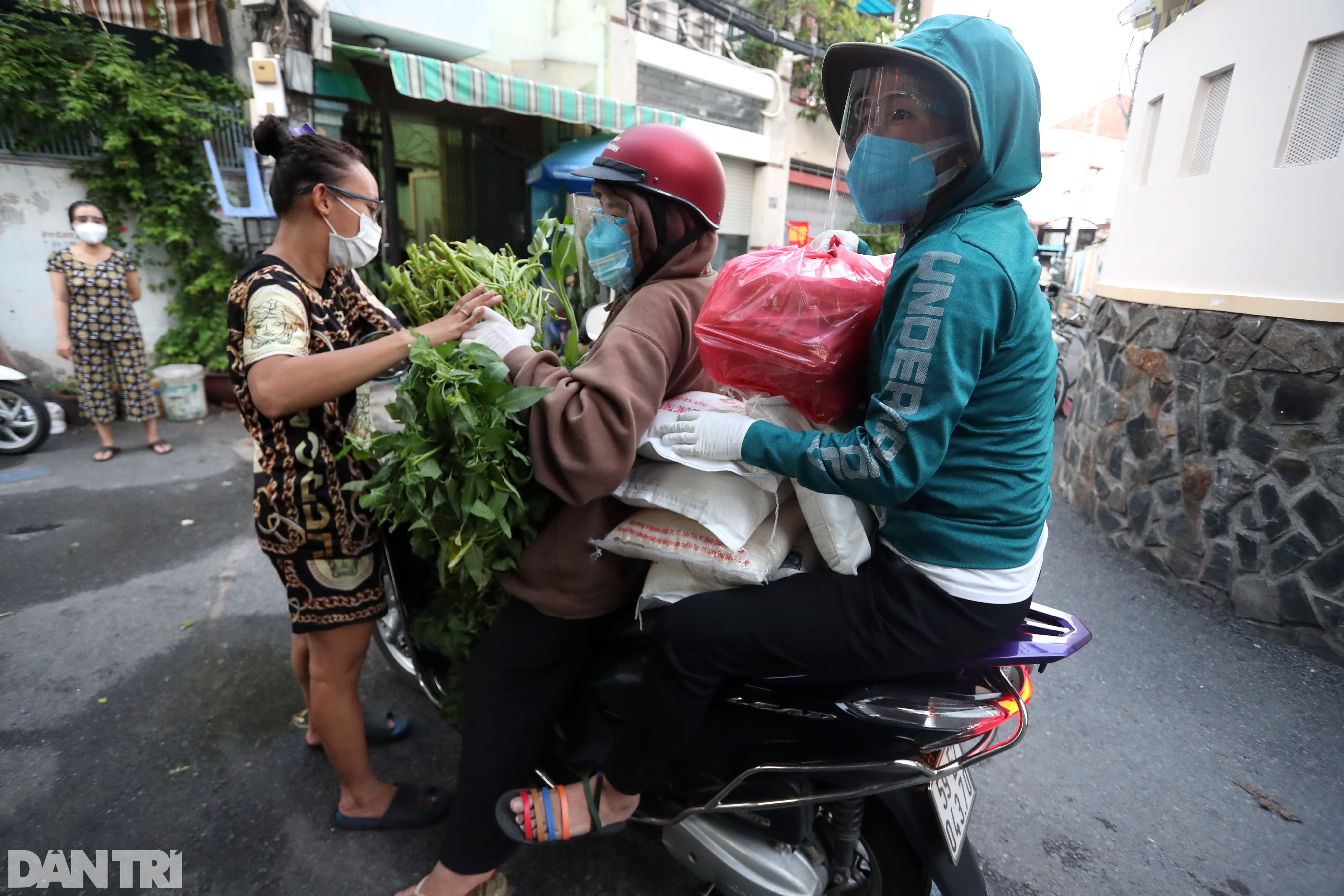 Bộ đội đi chợ: Con chưa biết khi nào về, chắc tới khi hết dịch - 13 Bộ đội đi chợ: Con chưa biết khi nào về, chắc tới khi hết dịch - 13