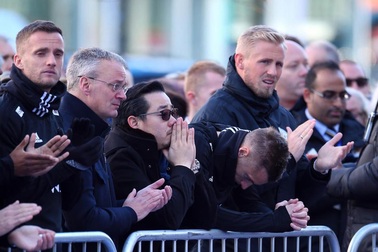 Toàn đội Leicester City bay sang Thái Lan dự lễ tang ông chủ Vichai