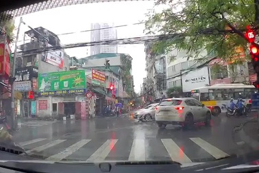 Trời mưa lạnh, đường tắc, tài xế thản nhiên vượt đèn đỏ, đứng giữa ngã tư