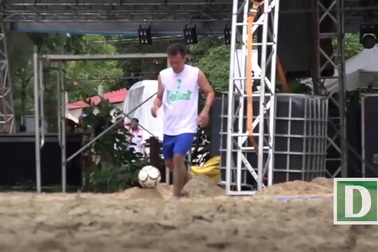 Lạ mắt bóng chuyền bằng chân