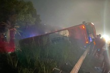 Xe giường nằm lật trên cao tốc Nội Bài - Lào Cai, 10 người mắc kẹt