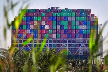 Mỗi ngày Ever Given mắc kẹt, "dòng chảy" 10 tỷ USD tắc nghẽn