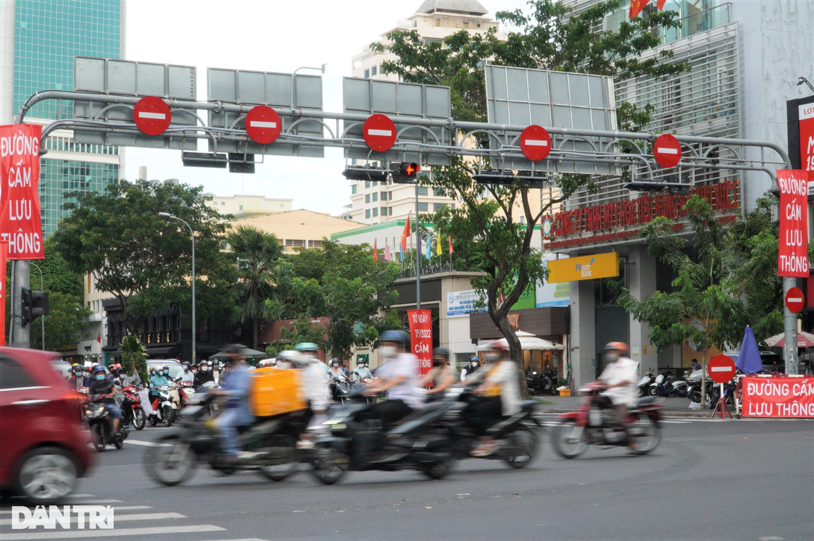 Đường 2 chiều thành một chiều: Nhiều người ngơ ngác chạy ngược, rẽ ngang - 5 Đường 2 chiều thành một chiều: Nhiều người ngơ ngác chạy ngược, rẽ ngang - 5