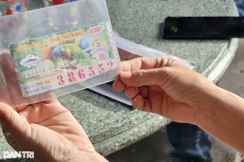 Vụ vé số trúng 2 tỷ đồng bị từ chối trả thưởng: Tòa đối chiếu tờ vé số - 1 Vụ vé số trúng 2 tỷ đồng bị từ chối trả thưởng: Tòa đối chiếu tờ vé số - 1