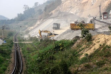 Bài 1: Bán mỏ như trò đùa