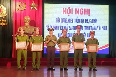 Khởi tố 2 đối tượng mang búa và bình xịt hơi cay đi cướp tiệm vàng