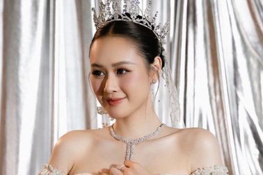 Anh Phạm diện váy cưới khoe vai trần gợi cảm, kể hôn nhân bên Anh Đức