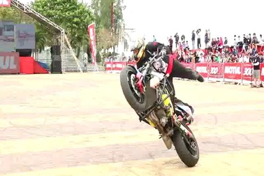 Màn biểu diễn xe mô tô đi một bánh