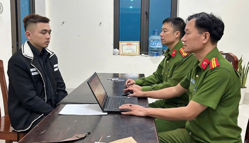 Thanh niên dùng thanh sắt kề vào cổ chủ nhà cướp điện thoại - 1