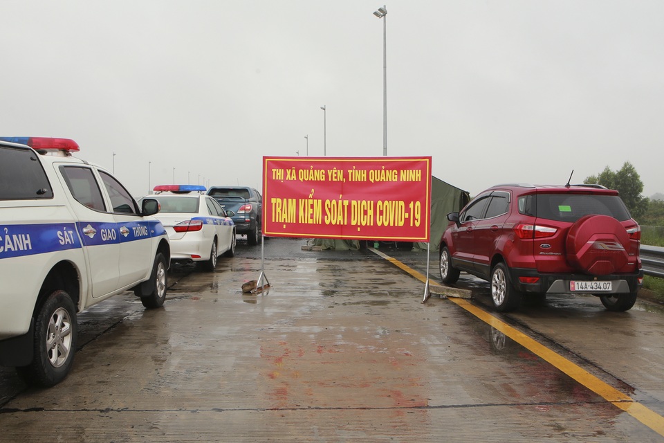 Lập chốt kiểm soát tại cao tốc Hà Nội - Hải Phòng, nhiều xe phải quay đầu - 14 Lập chốt kiểm soát tại cao tốc Hà Nội - Hải Phòng, nhiều xe phải quay đầu - 14