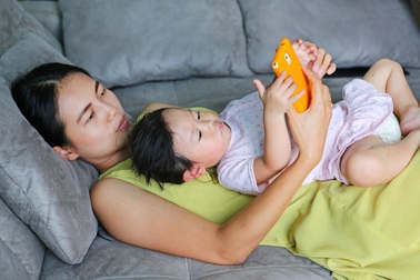 Bé kém thông minh vì... điện thoại thông minh?