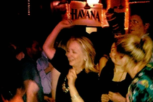 Bà Clinton đăng ảnh nhảy ở hộp đêm để ủng hộ Thủ tướng Phần Lan