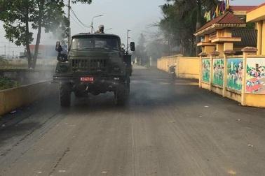 Quân khu 3 hỗ trợ phun khử khuẩn phòng Covid-19 cho "ổ dịch" Cẩm Giàng