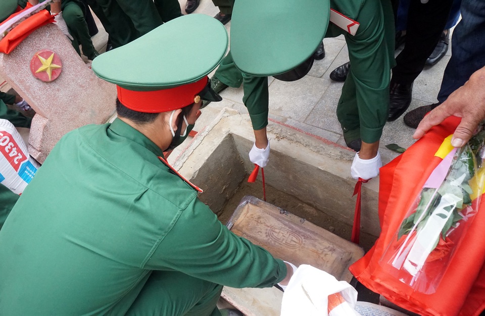 Trọng thể Lễ an táng 95 liệt sĩ quân tình nguyện và chuyên gia Việt Nam - 8 Trọng thể Lễ an táng 95 liệt sĩ quân tình nguyện và chuyên gia Việt Nam - 8