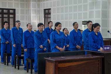 Làm sổ đỏ giả đánh tráo sổ thật để lừa đảo