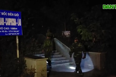 Các chiến sỹ biên phòng tuần tra trong đêm 30 tết