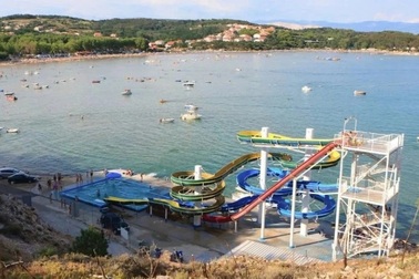 Bé gái 21 tháng tuổi tử vong khi chơi trượt máng cùng bố tại công viên nước