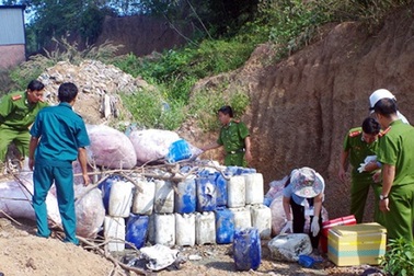 Bắt quả tang công ty môi trường xả chất thải, hóa chất công nghiệp ra suối