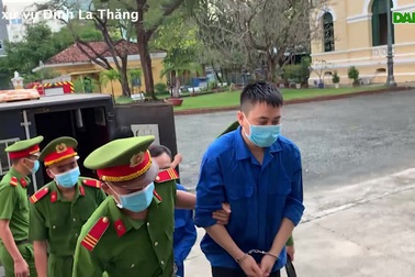 Dẫn giải các bị cáo vào tòa