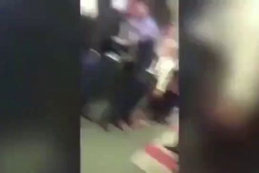 Thiếu nữ cởi trần đi làm, cả công ty hò reo