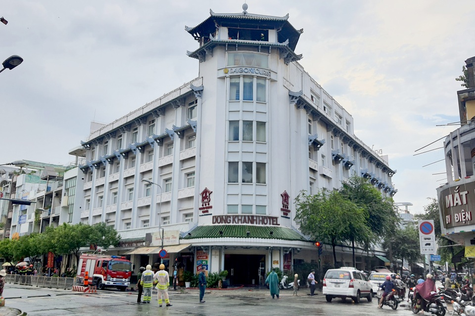 Đỉnh tháp khách sạn cháy ngùn ngụt trong cơn mưa - 2 Đỉnh tháp khách sạn cháy ngùn ngụt trong cơn mưa - 2