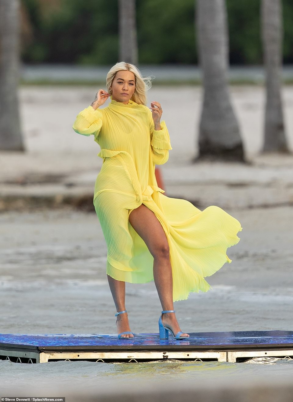 Rita Ora khoe dáng chắc khỏe với váy xẻ bạo - 6 Rita Ora khoe dáng chắc khỏe với váy xẻ bạo - 6
