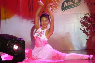 Thí sinh HotVteen lúng túng khi BGK “vặn vẹo”