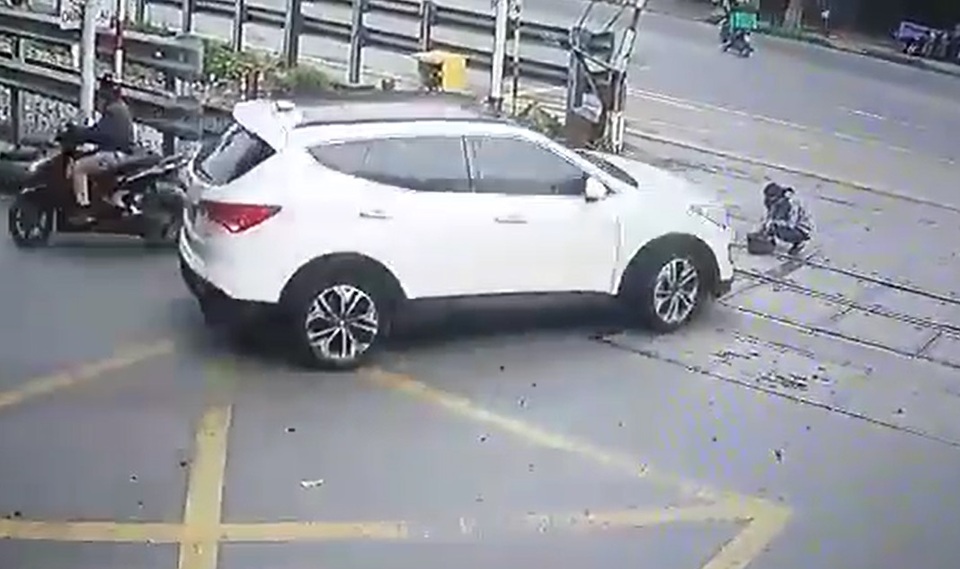 Nhân viên đường sắt bị cuốn vào gầm ô tô ngay trên đường ray - 1 Nhân viên đường sắt bị cuốn vào gầm ô tô ngay trên đường ray - 1