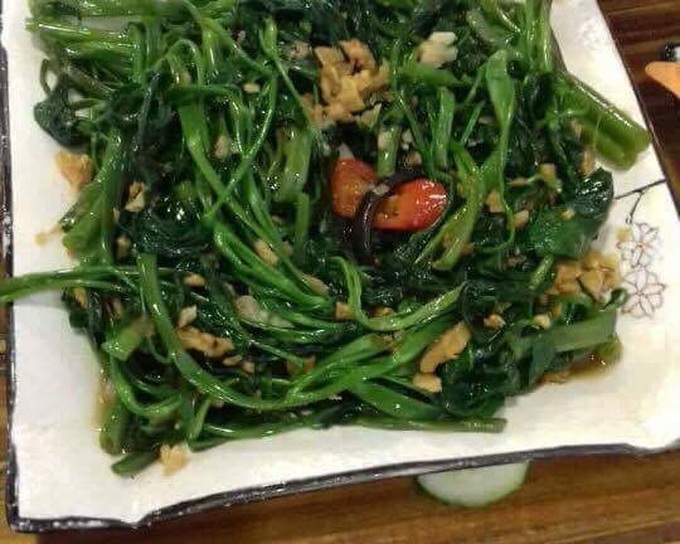 đĩa trong rau muống xào